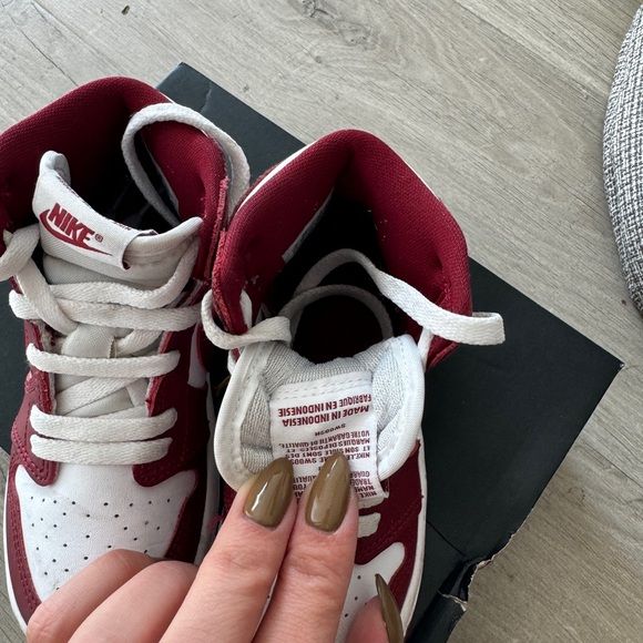 Jordan 1 Retro High OG - Picture 5 of 6